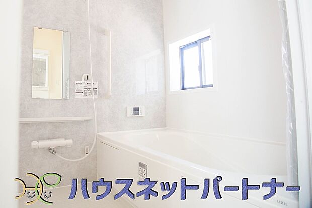 高級感溢れるカラーと大きさ・柔らかな曲線で構成された半身浴も楽しめるバスタブが心地よさをもたらします。