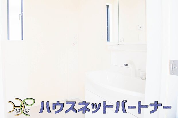 大きく見やすい三面鏡で清潔感ある洗面台は、身だしなみチェックや肌のお手入れに最適です。何かと物が増える場所だからこそ、スッキリと見映えの良い空間に拵えました。