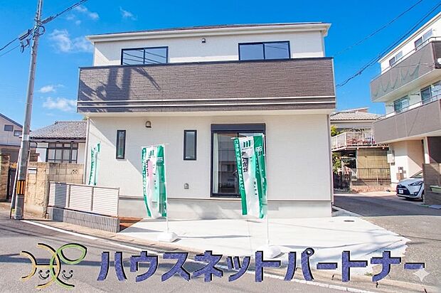 街に溶け合う美しい景観と、採光や風通しを考えて設計された間取り。近隣の視線を考え調整した窓位置など、外観だけでなく、住まうご家族の心地よさを最優先しました。