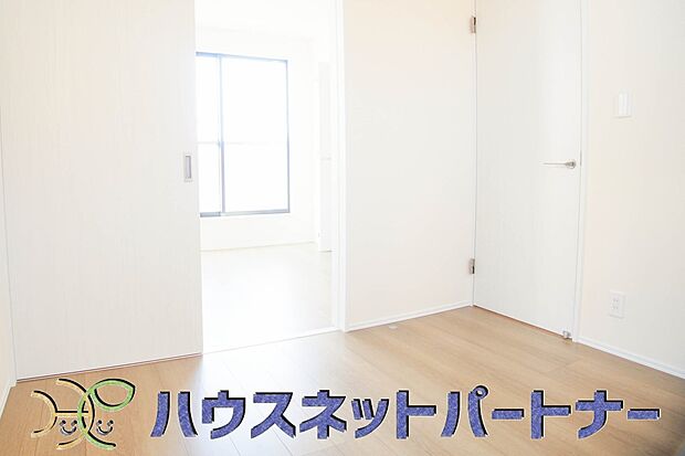 2面窓のある風通しの良いお部屋は心も体も元気にしてくれます。自分だけのお部屋作りを楽しんでみては。