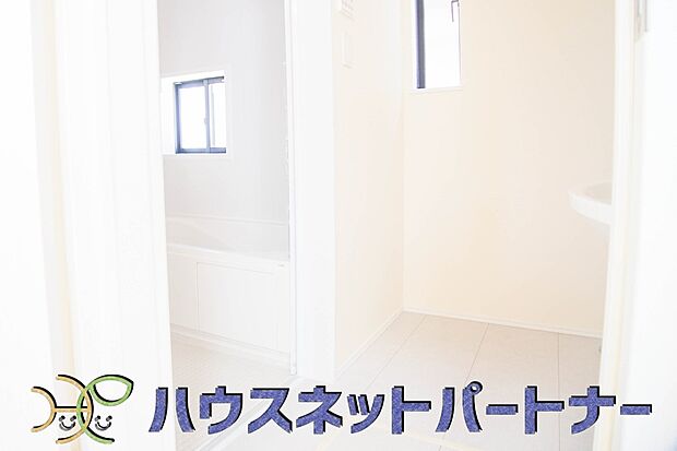 洗面室のある脱衣所は広々。脱いだお洋服をそのままお洗濯。