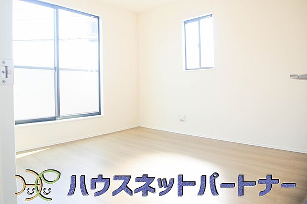独立性を高めたお部屋。たっぷりの収納も配備しており、片付いた空間を現実出来そう。陽光も降り注ぐ明るく開放的な空間が魅力的。