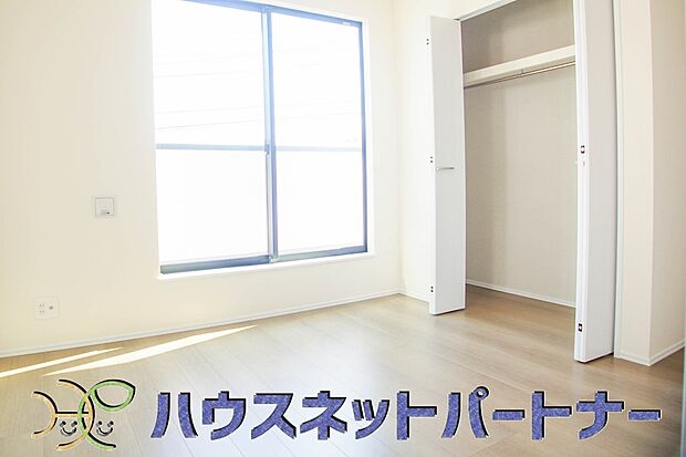 各部屋を最大限に広く使って頂ける様、全居住スペースに収納付。プライベートルームはゆったりと快適に。