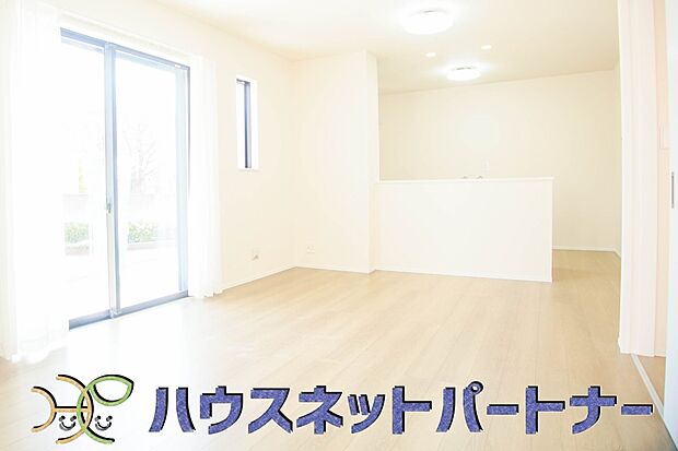 明るく開放的なダイニング。家族とのコミュニケーションが取りやすく、みんなの笑顔が溢れます