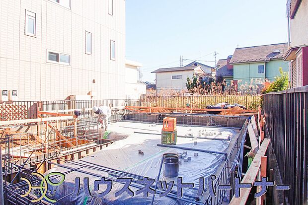 便利な施設が徒歩圏内の魅力的な街に、オーナー様の暮らしを思う心遣いが細部までに感じ取れる邸宅が誕生。