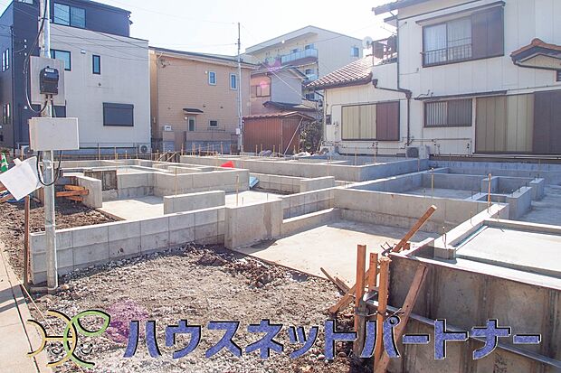 街に溶け合う美しい景観と、採光や風通しを考えて設計された間取り。近隣の視線を考え調整した窓位置など、外観だけでなく、住まうご家族の心地よさを最優先しました。