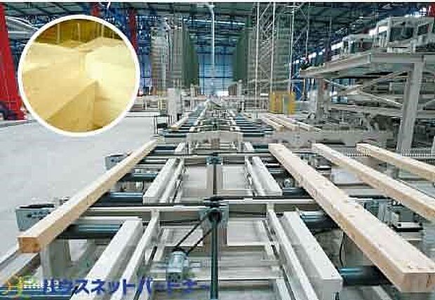 現場での施工前に工場などで原材料に切断、加工を施す「プレカットシステム」を採用。