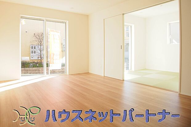 明るい日差し入るリビングは、お友達を招きパーティーが楽しめる広さですよ。