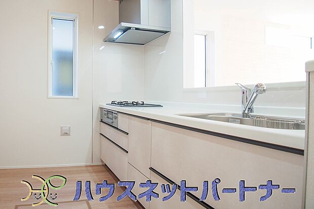 明るい自然光が入る作業スペースを多くとったキッチン採用。夫婦揃ってキッチンに立っても調理がしやすく、家事をしながら会話も弾みます。食器類もすっきりと片付く収納力。