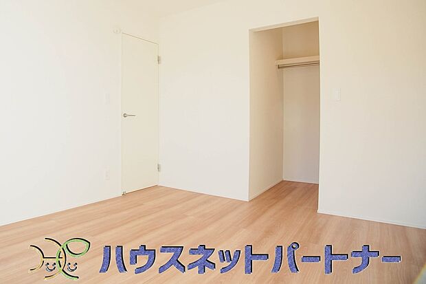 日差しが差し込む明るいお部屋。朝は太陽の光を浴びて一日の始まりです。