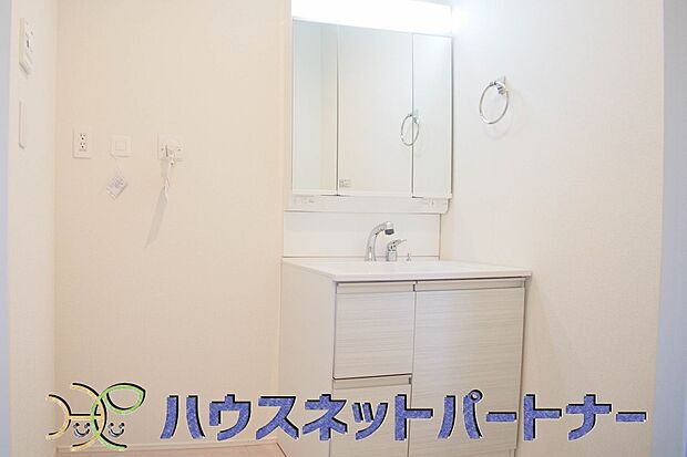 洗顔や手洗いはもちろん、シャンプーも行える多機能洗面台です。広い洗面台を使えば手洗い洗濯などにも利用できます。