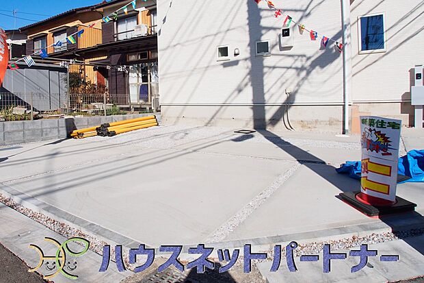 カースペース並列2台可。道路に面したカースペースが2台分あるので、縦列2台のカースペースの様に面倒な車の入替えは必要ありません。ストレスフリーなカーライフを満喫できます。