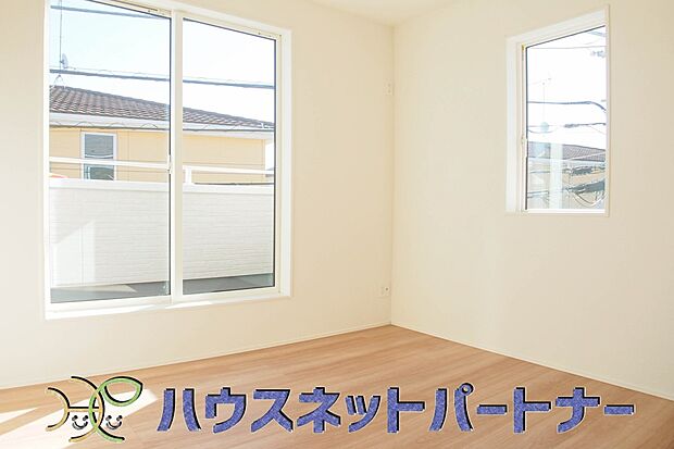 独立性を高めたお部屋。たっぷりの収納も配備しており、片付いた空間を現実出来そう。陽光も降り注ぐ明るく開放的な空間が魅力的。