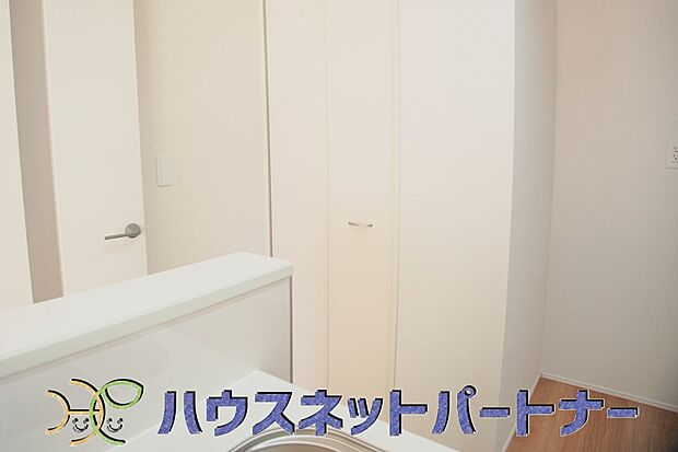 パントリー（食料庫）常温保存できるパン、お米、調味料、缶詰など、日常的に使うものや未開封の食品の収納にぴったり。棚にものを並べて収納すれば、何が足りないのかひと目で確認できます。