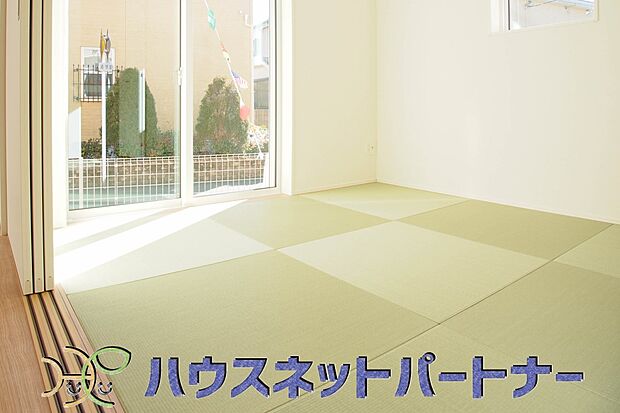 リビングの続き間としても利用できる和室。畳の香りに包まれながら普段は子供の遊び場やご両親様のお部屋として、急な来客の場合は襖を締め切り客間としても利用可能。