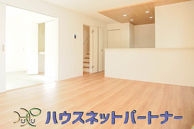 カウンターキッチンなら、リビングで遊ぶ子供の様子を見ながら料理ができるので安心です。