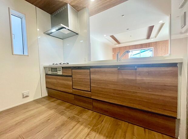 家族の様子を見ながらキッチンでお料理。一日の出来事を会話しながらの家事は嬉しいコミュニケーション。