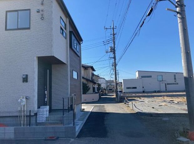 前面道路でお車を駐車するのも楽々。