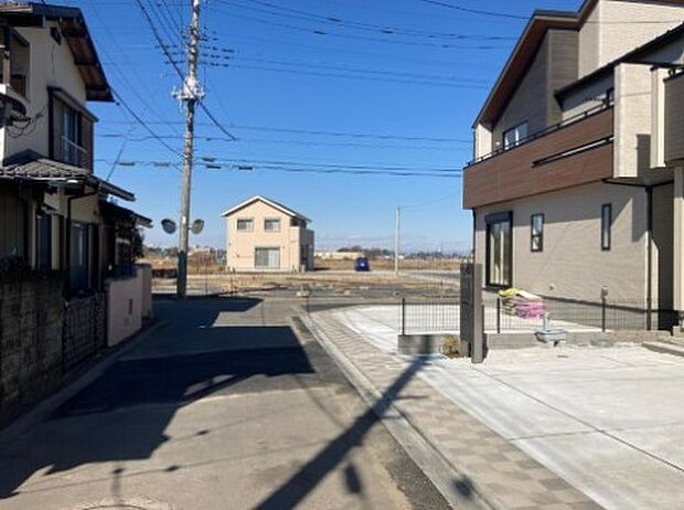 通勤や家族の送迎など、毎日の生活にマイカーが欠かせない方にとって駐車場は大事な条件。敷地内にカースペースがあれば、お出かけやお買い物の際の搬入出もらくらくです。