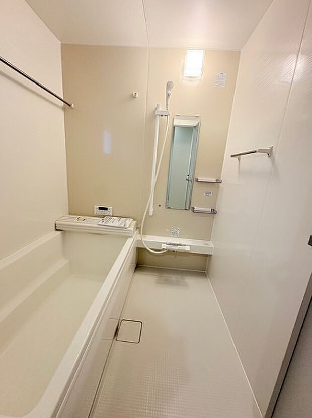 高級感溢れるカラーと大きさ・柔らかな曲線で構成された半身浴も楽しめるバスタブが心地よさをもたらします。