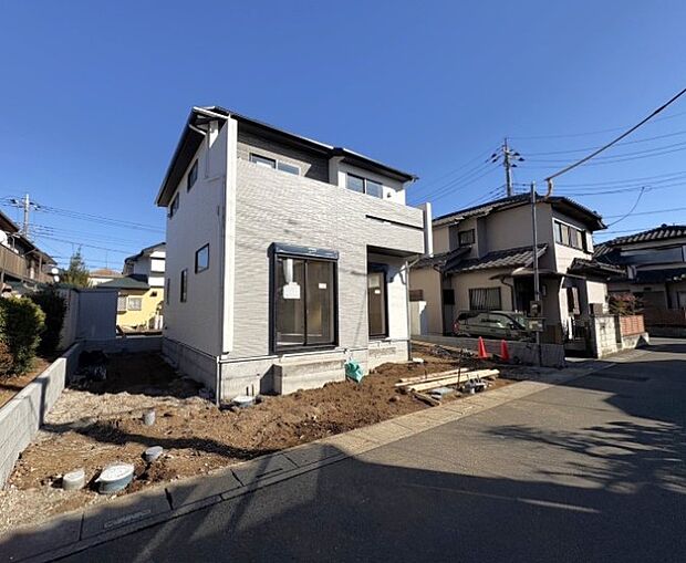 街に溶け合う美しい景観と、採光や風通しを考えて設計された間取り。近隣の視線を考え調整した窓位置など、外観だけでなく、住まうご家族の心地よさを最優先しました。