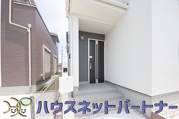 玄関前に季節のお花を置いて可愛く演出してみてはいかがですか。来客が憧れる玄関造りを楽しんで下さい。