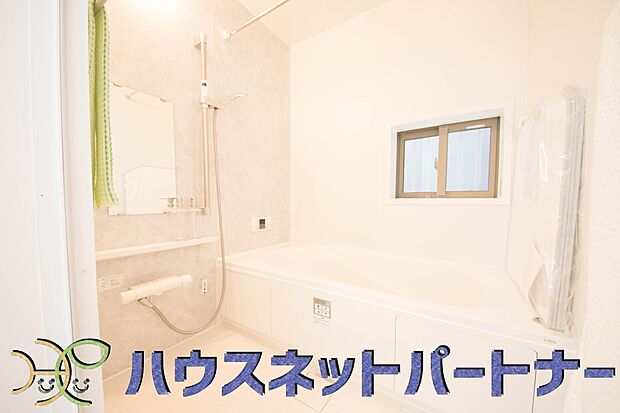 明るい作りの浴室は心も体もリフレッシュさせてくれます。窓もあるので湿気を外へ逃がすことも出来ます。