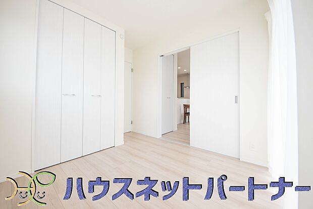 独立性を高めたお部屋。たっぷりの収納も配備しており、片付いた空間を現実出来そう。陽光も降り注ぐ明るく開放的な空間が魅力的。