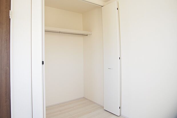 壁面クローゼットのメリットは、衣類が横一列に並ぶためひと目で洋服が選びやすいこと。衣類をたくさんお持ちの方も、限られたスペース内に無理なく収納することができます。