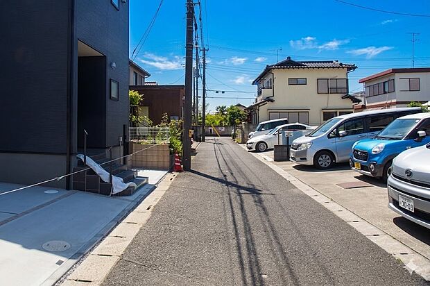 前面道路でお車を駐車するのも楽々。