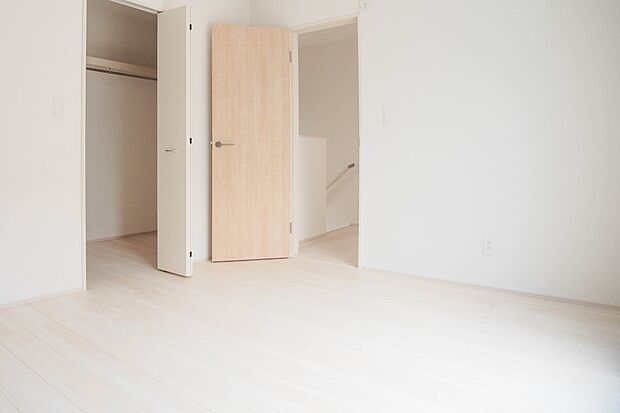 柔らかな光り差し込む家族に優しい洋室は子供部屋にぴったり。