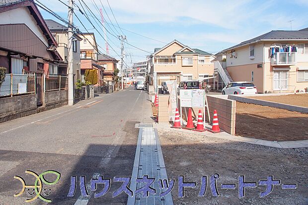 前面道路の日当たりの良い明るいお家。