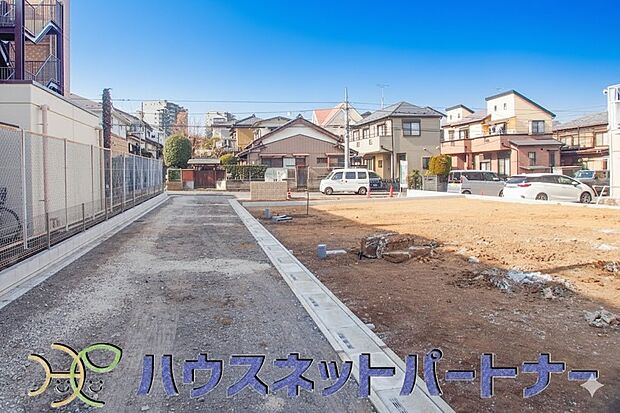 前面道路でお車を駐車するのも楽々。