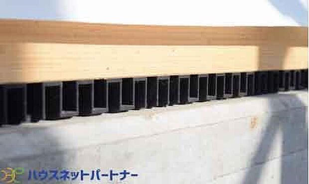 「基礎パッキン工法」を標準で採用し、従来工法の1．5〜2倍の床下換気性能を発揮。  