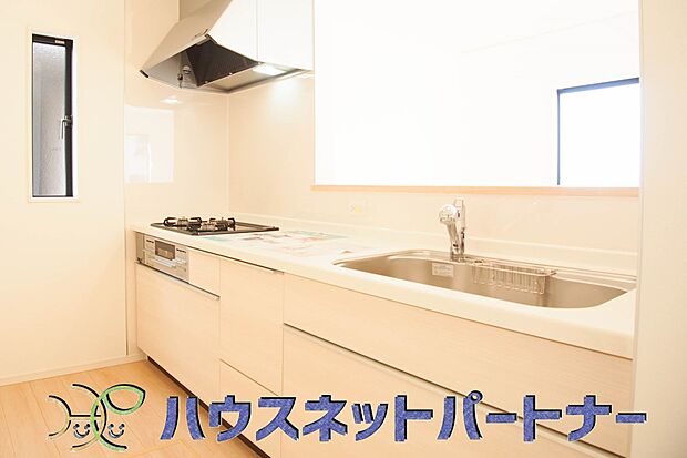 明るい自然光が入る作業スペースを多くとったキッチン採用。夫婦揃ってキッチンに立っても調理がしやすく、家事をしながら会話も弾みます。食器類もすっきりと片付く収納力。
