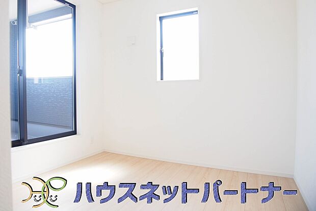ベッドを置いて主寝室をイメージ。それでも広々してますね。