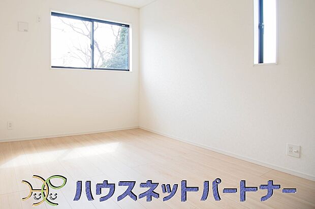 広過ぎず、快適すぎない子ども部屋。勉強と寝るだけの部屋にすることで閉じこもりがなくなり、リビングで過ごす時間が増えると言われています。