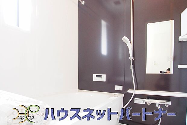 窓がある浴室は心地よいバスタイムを演出してくれます。早起きした日は朝風呂で一日のスタートも良いですね。