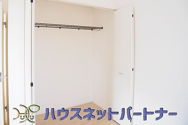 壁面クローゼットのメリットは、衣類が横一列に並ぶためひと目で洋服が選びやすいこと。衣類をたくさんお持ちの方も、限られたスペース内に無理なく収納することができます。