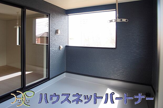 バルコニーはお洗濯物干しだけではもったいない。プランター栽培もできる程の広さです。