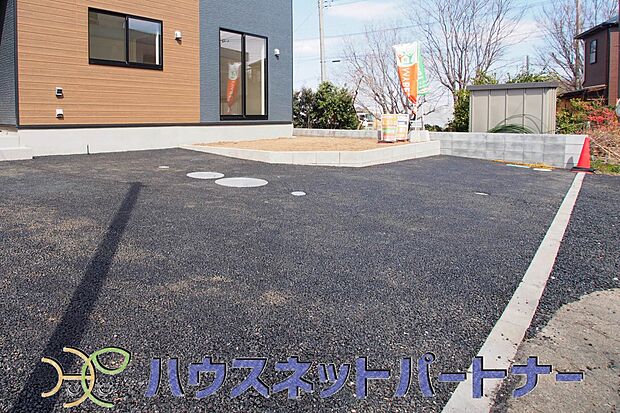 カースペース2台可。敷地内に駐車スペースが2台分確保されています。通勤、お出かけ、ショッピングなど、家族で出かける際の足となる車。状況に応じて使い分けたい、そんな方におすすめです。