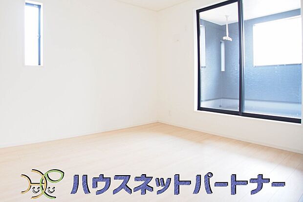 お部屋に入る日差しを見ると、植物も人も太陽の光が必要だと改めて思います。