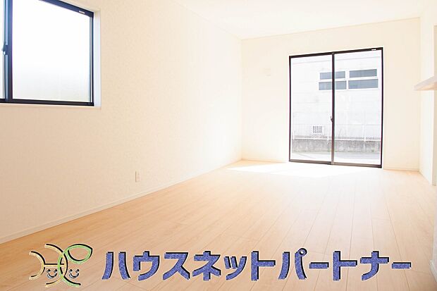 明るく開放的なダイニング。家族とのコミュニケーションが取りやすく、みんなの笑顔が溢れます