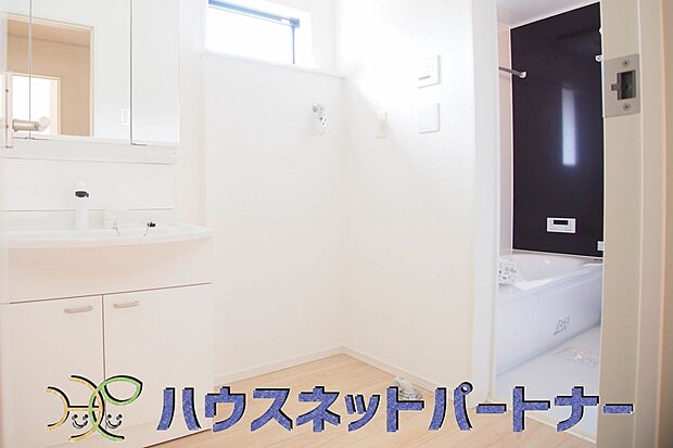 洗面室のある脱衣所は広々。脱いだお洋服をそのままお洗濯。