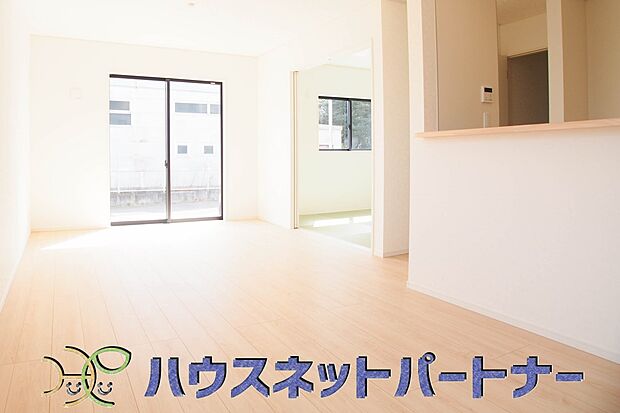 リビングにテーブルを置いて、寛げるソファーを置いても余裕の広さがあります。