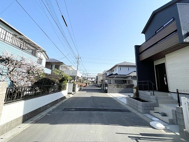 前面道路の日当たりの良い明るいお家。
