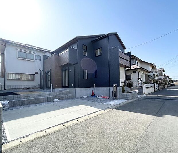 戸建ての購入を検討することになったきっかけに「駐車場を持てること」を挙げる方が多くいらっしゃいます。駐車場代金を支払続ける必要がないことは、駐車場付き戸建を持つ最大のメリットです。