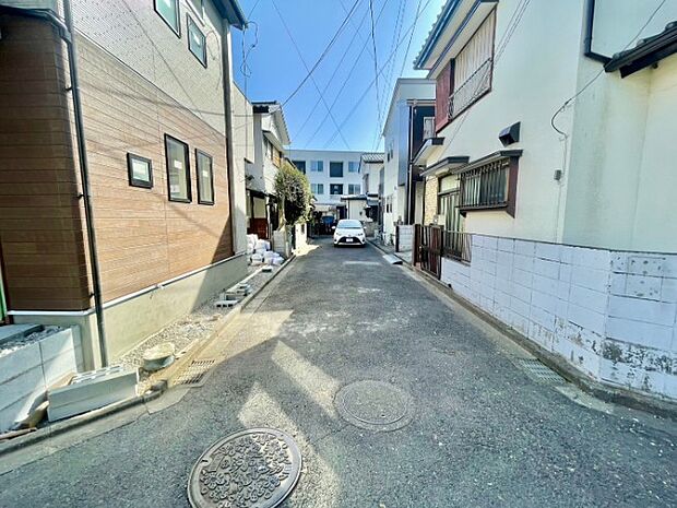 前面道路の日当たりの良い明るいお家。