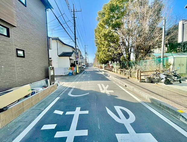 前面道路でお車を駐車するのも楽々。