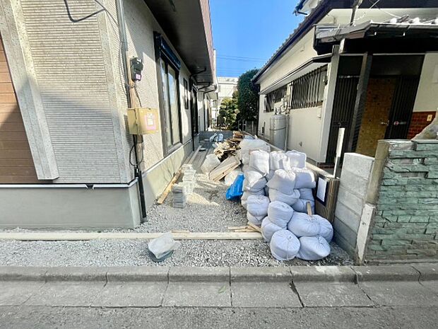 ゆったりとした駐車スペースを確保いたしましたので、大きめのお車でも駐車可能です。自転車やバイクなど、ゆとりのある敷地で置き場所に困ることはないでしょう。